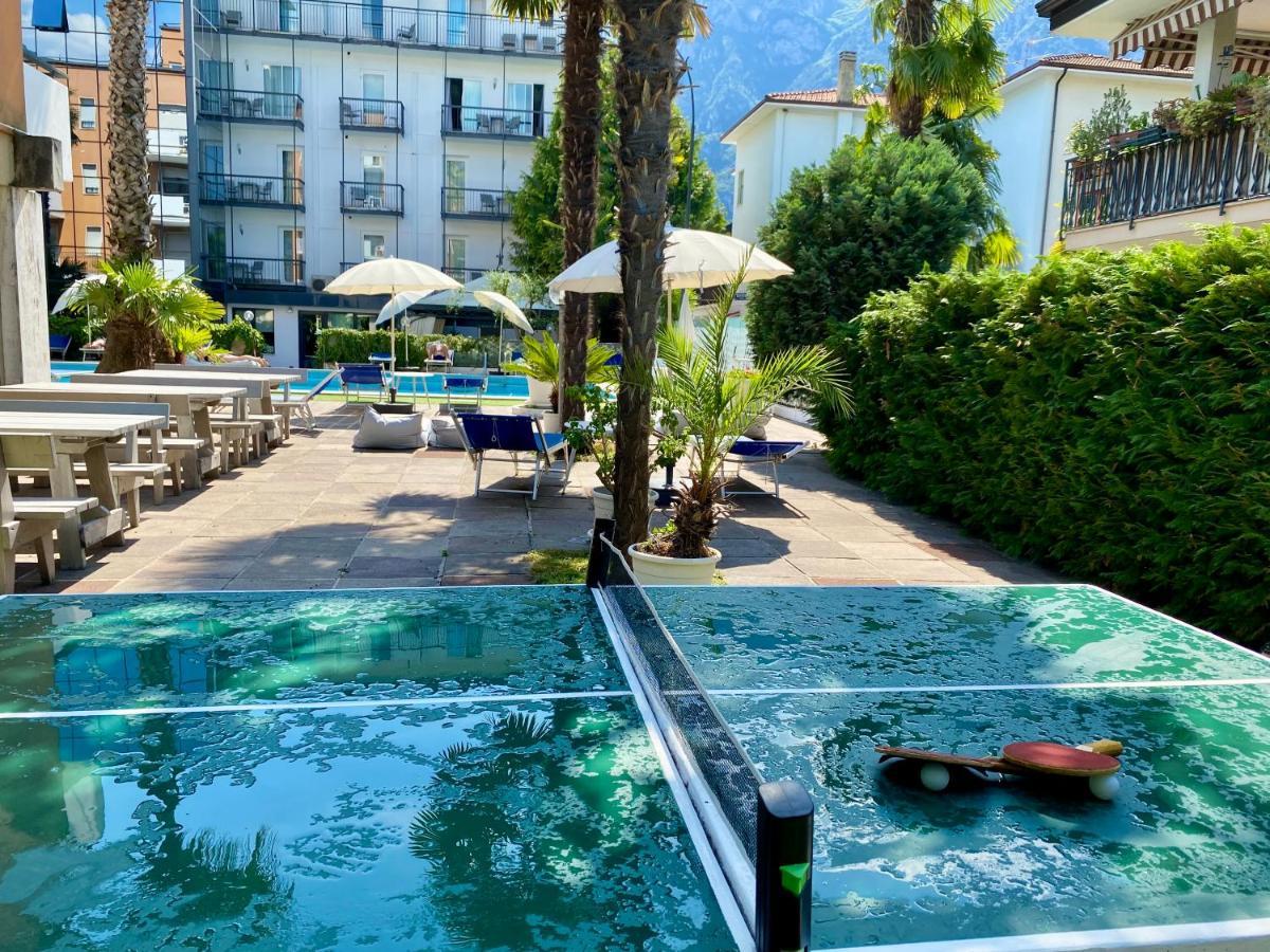 Hotel La Perla ริวาเดลการ์ดา ภายนอก รูปภาพ