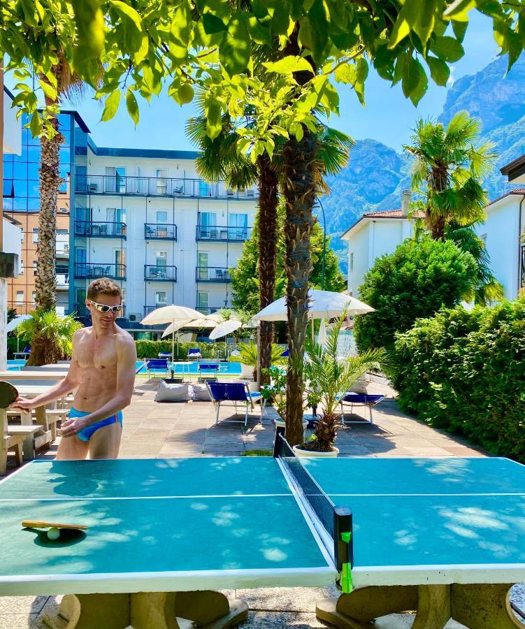 Hotel La Perla ริวาเดลการ์ดา ภายนอก รูปภาพ