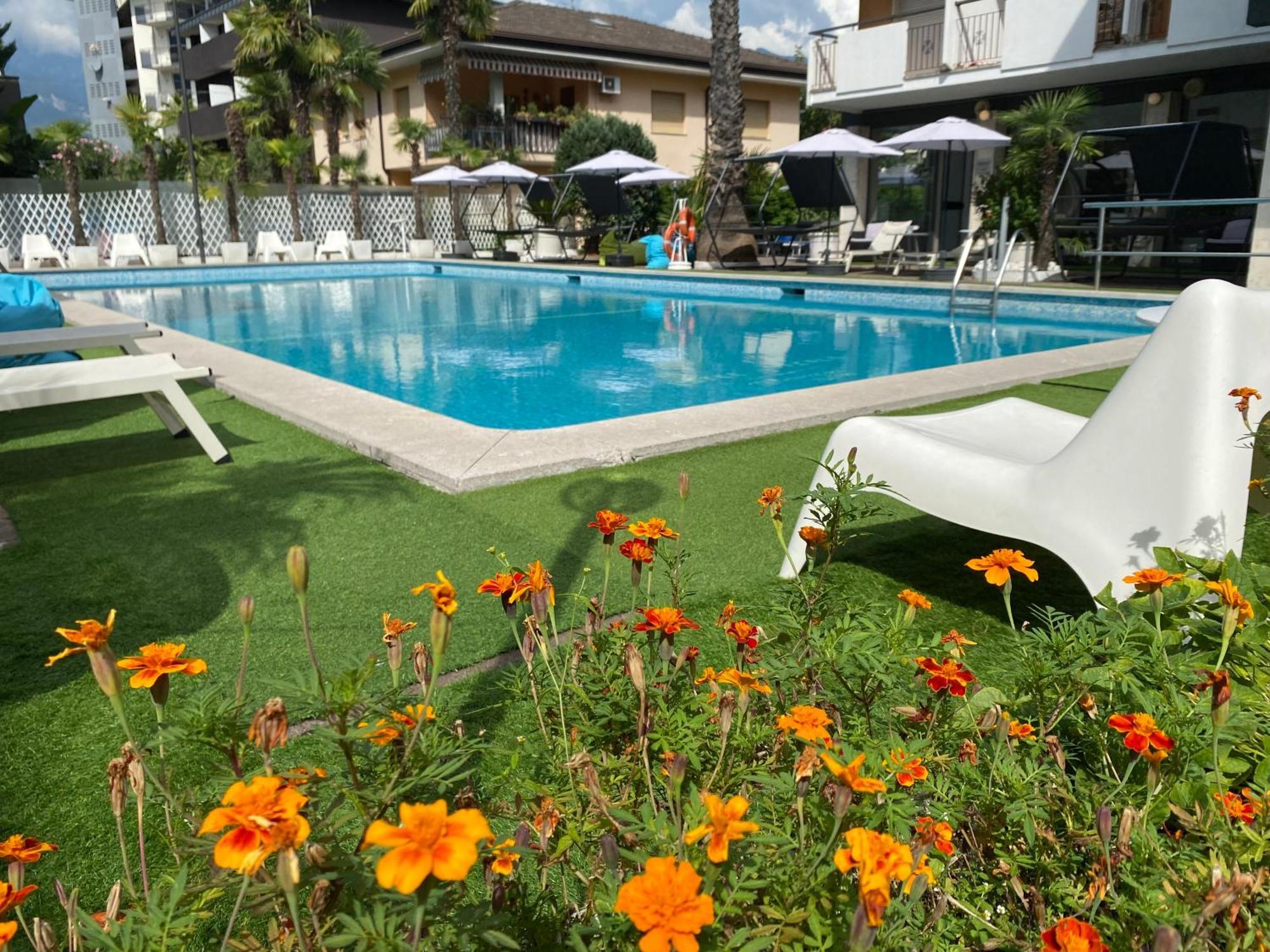 Hotel La Perla ริวาเดลการ์ดา ภายนอก รูปภาพ